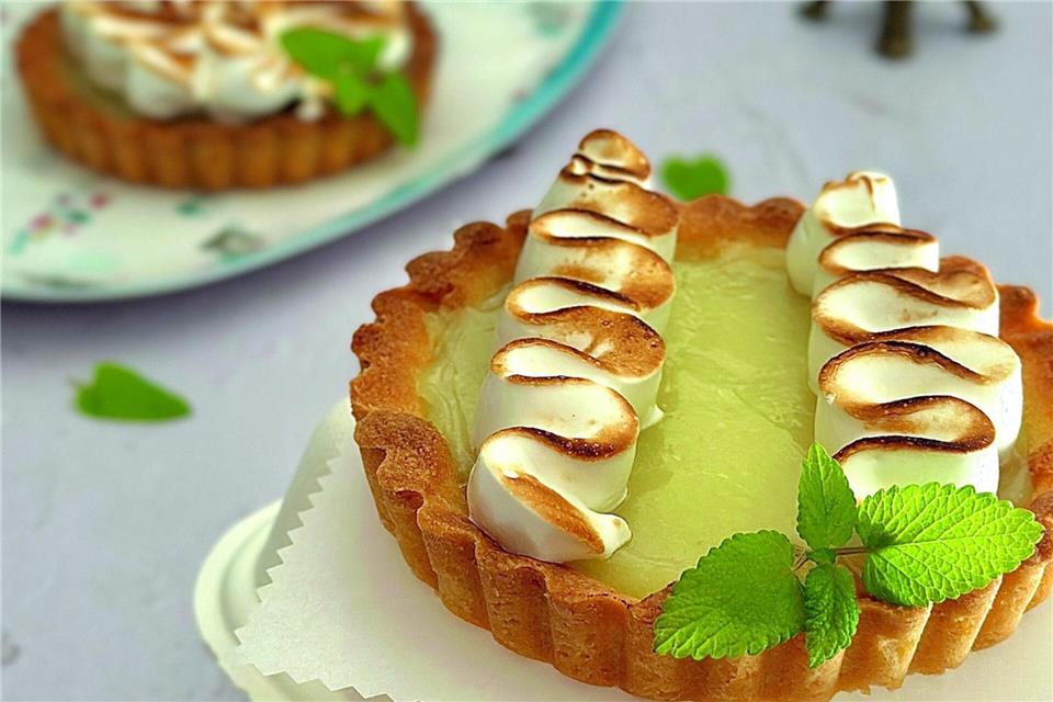 Bento Cakes: Kleiner Augenschmaus mit großer Botschaft Die handgroße Version einer „Tarte au citron“ hat Buchautorin Marid Lubenow mit einer geflämmten Baiser-Deko verziert.Marid Lubenow/Christophorus Verlag/dpa-tmn
