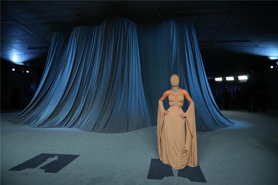 Kim Kardashian mit verhülltem Kopf bei Gala Die hautfarbene Stoffhaube passte zum Kleid der 44-jährigen Kardashian. Jordan Strauss/Invision/AP/dpa