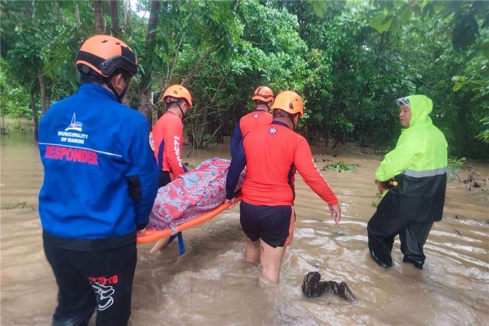 Die heftigen Regenfälle haben zu schweren Überschwemmungen geführt.Uncredited/Philippine Coast Guard/AP/dpa