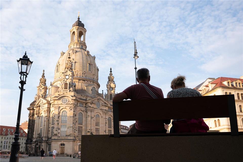 Die hellen Sandfarben lassen die Frauenkirche an sonnigen Tagen geradezu strahlen.Sebastian Kahnert/dpa/dpa-tmn