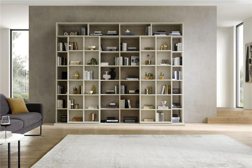 So finden Sie das passende Bücherregal für Ihr Zuhause Die hellen, vorderen Elemente im Regal von RMW Wohnmöbel sind beweglich - dahinter kann man Bücher verstauen oder etwa einen Fernseher elegant verbergen.RMW Wohnmöbel/VDM/dpa-tmn