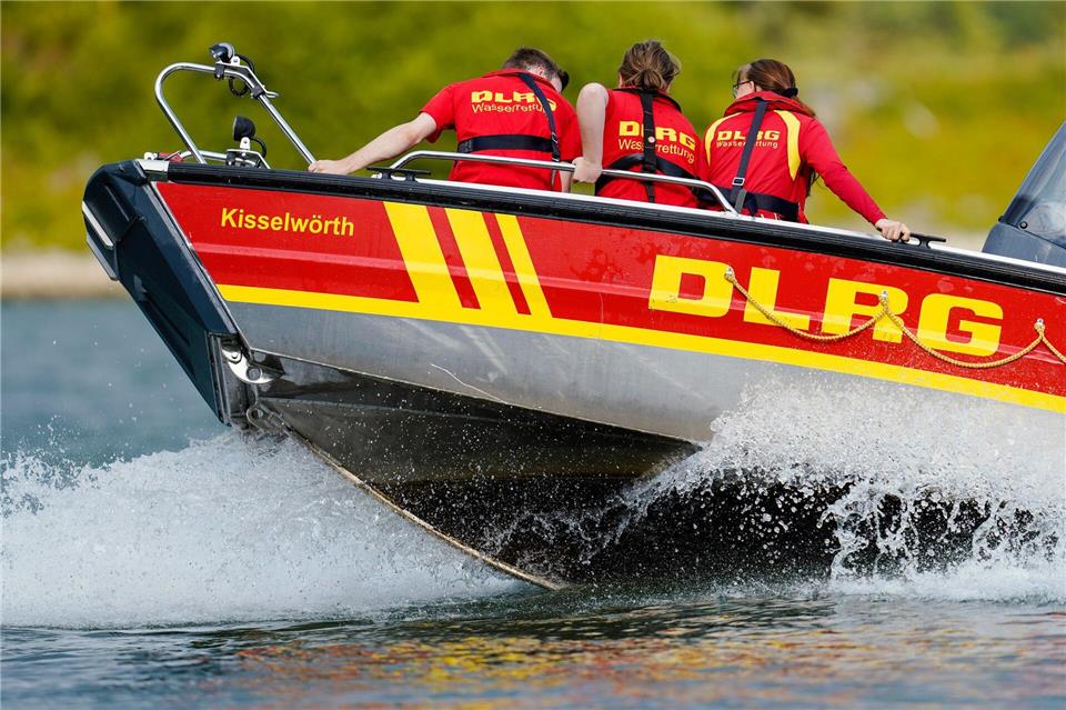 Die herbeigeeilten Rettungskräfte, unter anderem mit einem Polizeihubschrauber und Rettungsbooten der DLRG, fanden die Person demnach nach wenigen Minuten. (Symbolbild)Uwe Anspach/dpa