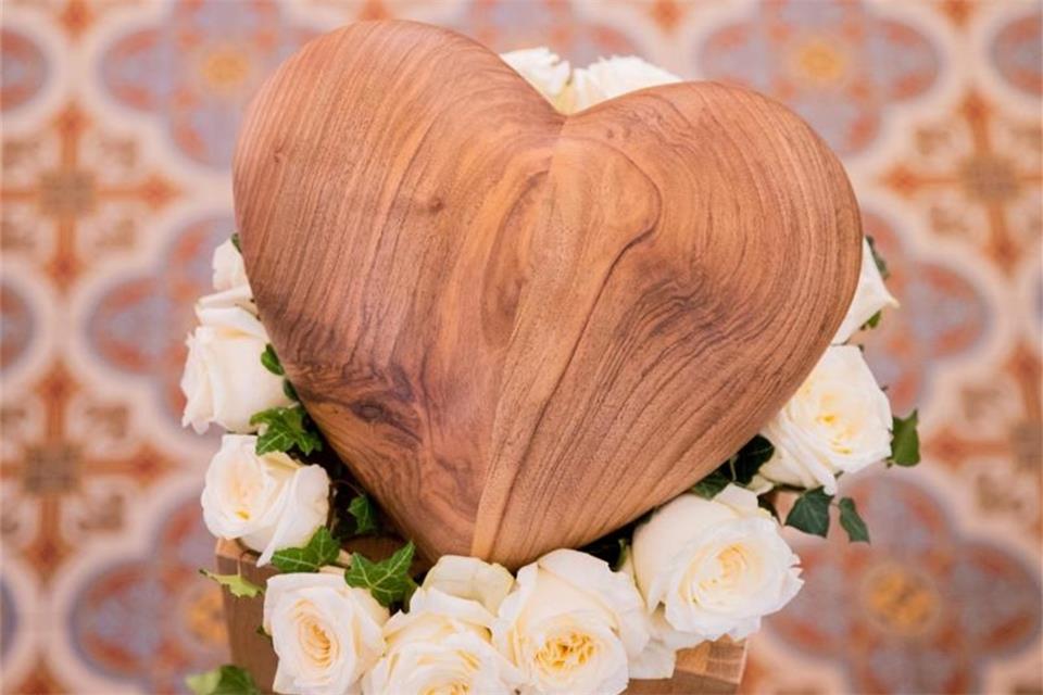 Die herzförmige Urne mit den sterblichen Überresten der Schauspielerin Heide Keller. Foto: Rolf Vennenbernd/dpa