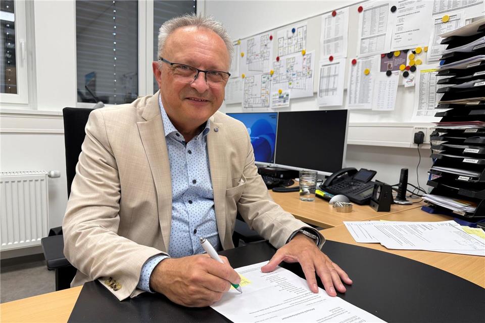 „Die hessenweite Einführung des Handyverbots würde ich derzeit mit der Schulnote gut, mit klarer Tendenz zu sehr gut, bewerten“: Schulleiter Frank Wrabletz aus Osthessen ist mit der Neuregelung sehr zufrieden. Michael Bauer/dpa