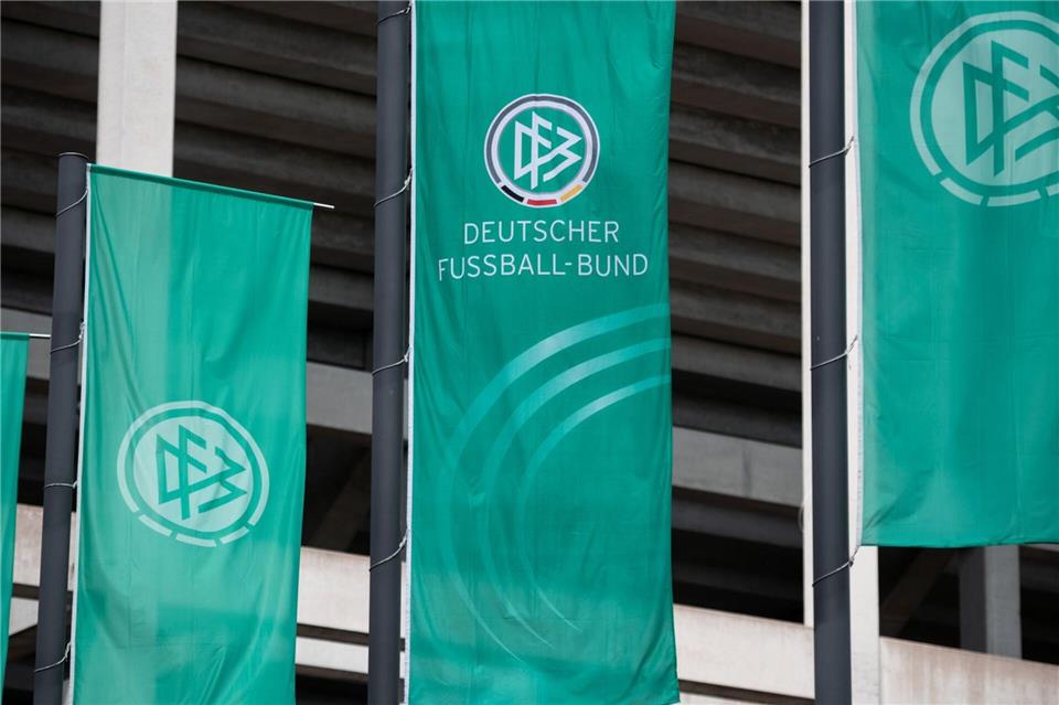 Die hessische Landtagsopposition hat nachgefragt, warum es bei DFB einen Wechsel des zuständigen Finanzamtes gibt. (Symbolbild) Fabian Strauch/dpa
