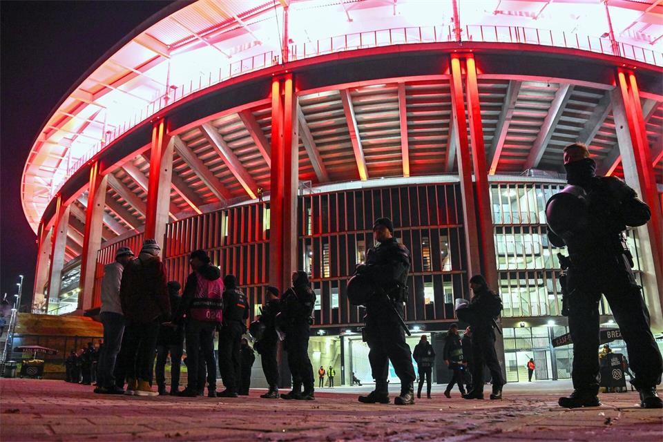 Die hessische Polizei erwartet mehr Ergebnisse von den Stadionallianzen im Land. (Archivbild)Arne Dedert/dpa