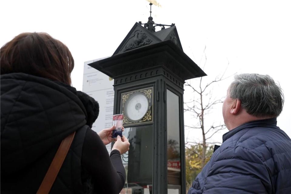 Uhr oder Phallus? Werdau sorgt mit Nascherei für Lacher  Die historische Annoncenuhr ist eine Sehenswürdigkeit der Stadt Werdau. Als Schaumzucker-Nachbildung sorgt sie weit über die Stadtgrenzen hinaus für Belustigung.Mike Müller/dpa
