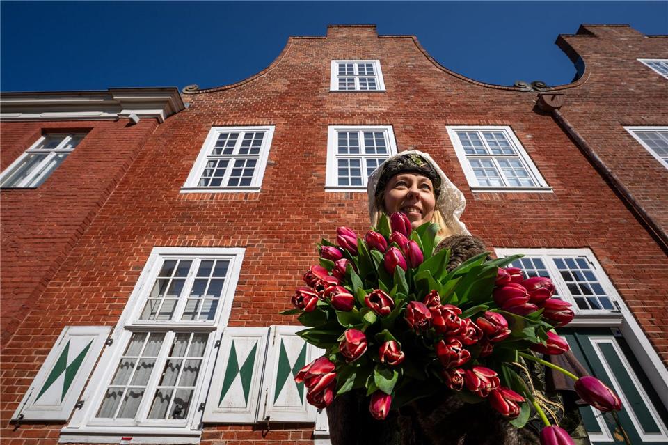 Die historische Tracht der Niederländerin Jacoba van Beieren gehört zum Potsdamer Tulpenfest dazu. (Archivbild)Soeren Stache/dpa