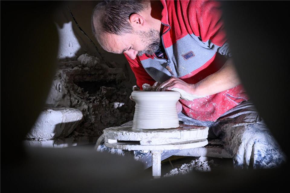 Tradition in Ton: Töpferfamilien bewahren ihr Handwerk Die historischen Anlagen zur Tonaufbereitung werden noch heute genutzt. Patrick Pleul/dpa