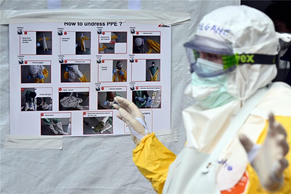 Die hochansteckende Krankheit ist im Kongo noch nicht unter Kontrolle - hier ein Foto von einer Ebola-Schulung in Brüssel.Eric Lalmand/Belga/dpa