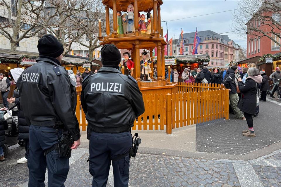 Die hohe Präsenz von Polizei und Ordnungskräften sei von den meisten Menschen goutiert worden, sagt Innenminister Ebling.Ira Schaible/dpa