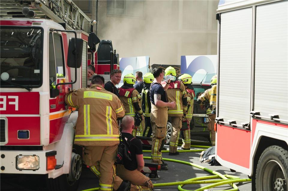 Die hohen Außentemperaturen sind für die Feuerwehrkräfte herausfordernd. Sven Kaeuler/dpa