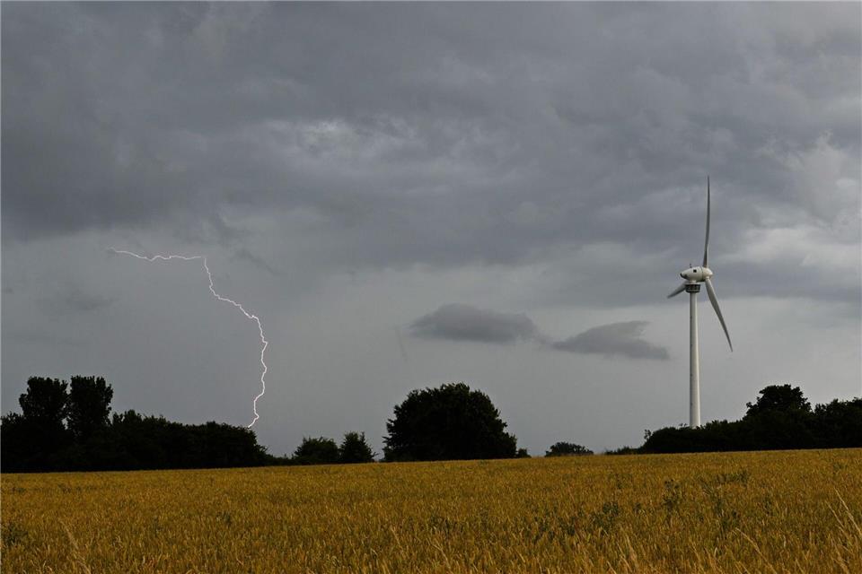 Die hohen Temperaturen bringen Gewitter und Sturmböen. (Symbolbild)Julian Stratenschulte/dpa