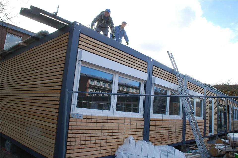 Die holzverkleideten Container wurden 2017 an der Remigius-Schule aufgebaut (Archivfoto). In den Herbstferien sollen sie an die Johann-Walling- und die Roncalli-Schule verlagert werden.
