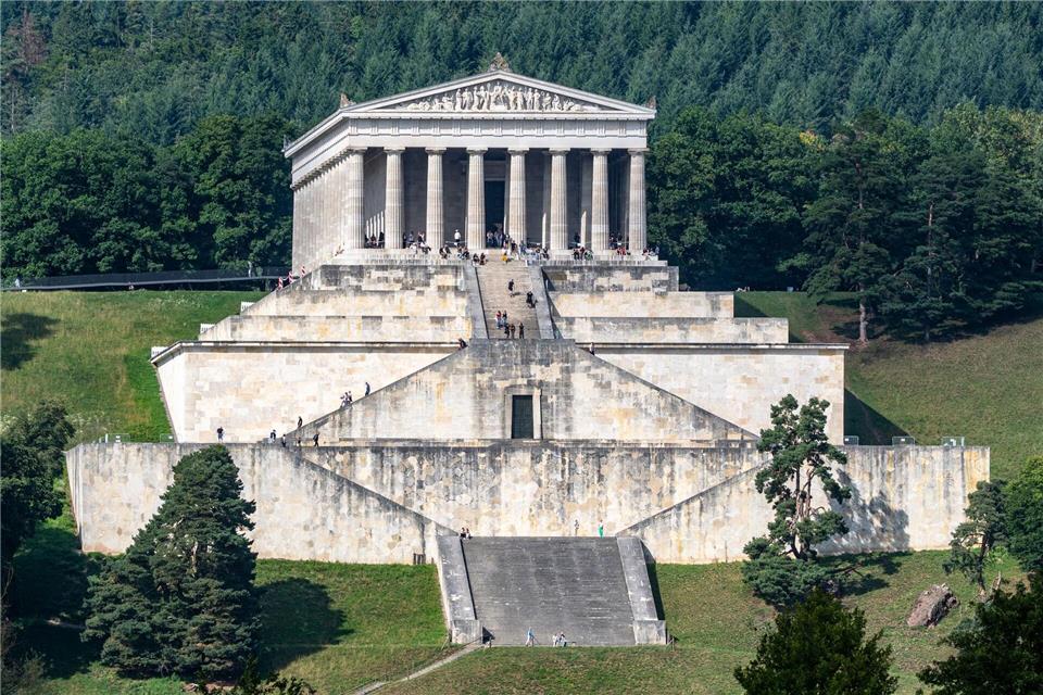 Die imposante Ruhmeshalle Walhalla befindet sich in Donaustauf bei Regensburg. (Archivbild)Armin Weigel/dpa