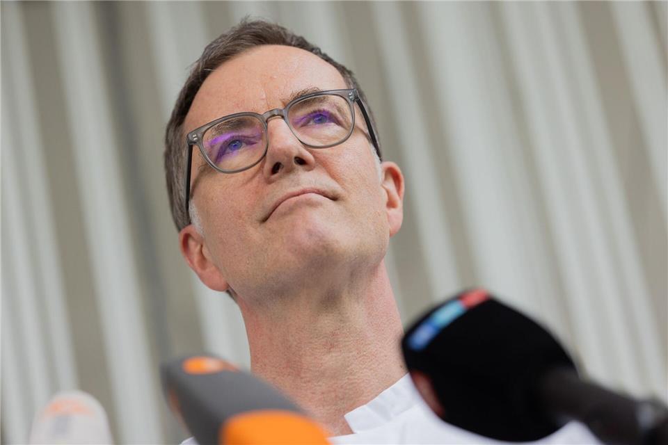 Die in Quarantäne befindliche Kontaktperson soll nach Möglichkeit wohnortnah verlegt werden. Angaben zur Heimatregion der Person in Deutschland macht die Uniklinik nicht. Rolf Vennenbernd/dpa