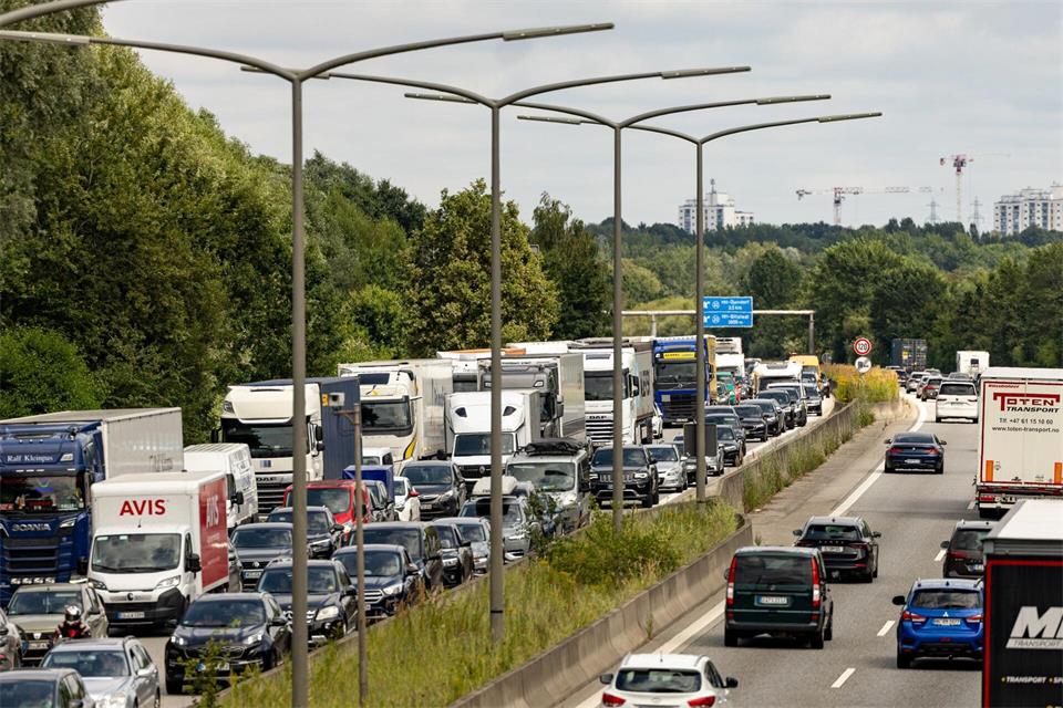 Die in Richtung Bremen gesperrte A1 führt in Hamburg zu langen Staus. (Symbolbild)Ulrich Perrey/dpa