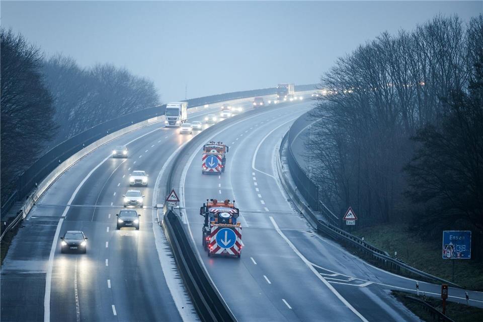 Die in Richtung Essen gesperrte Ruhrtalbrücke - hier soll der Verkehr ab Mittwoch mit Tempolimit wieder einspurig fließen. (Archivbild)Christoph Reichwein/dpa