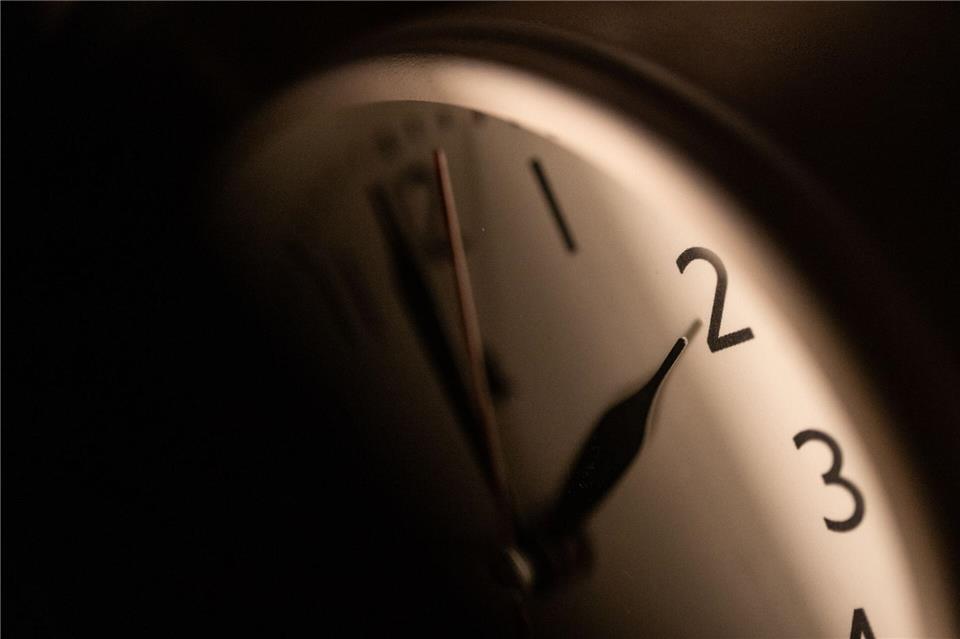 Zeitumstellung verstellt innere Uhr – Licht hilft Die innere Uhr hinkt der Zeitumstellung meist noch ein paar Tage hinterher (Symbolbild).Marijan Murat/dpa