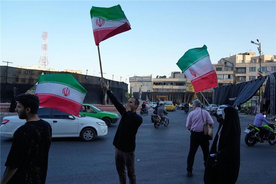 Die iranische Führung feiert das Rahmenabkommen aber für die Menschen im Land herrscht Ungewissheit, ob sich ihre Lage damit bessert.Vahid Salemi/AP/dpa