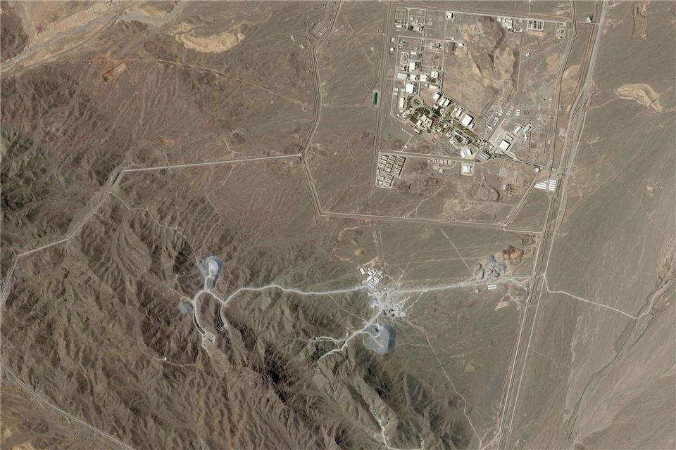 Die iranische Urananreicherungsanlage in Natans (r) und die im Bau befindliche Anlage, die als „Pickaxe Mountain“ bekannt ist, südlich davon. Planet Labs PBC/Planet Labs PBC via AP/dpa