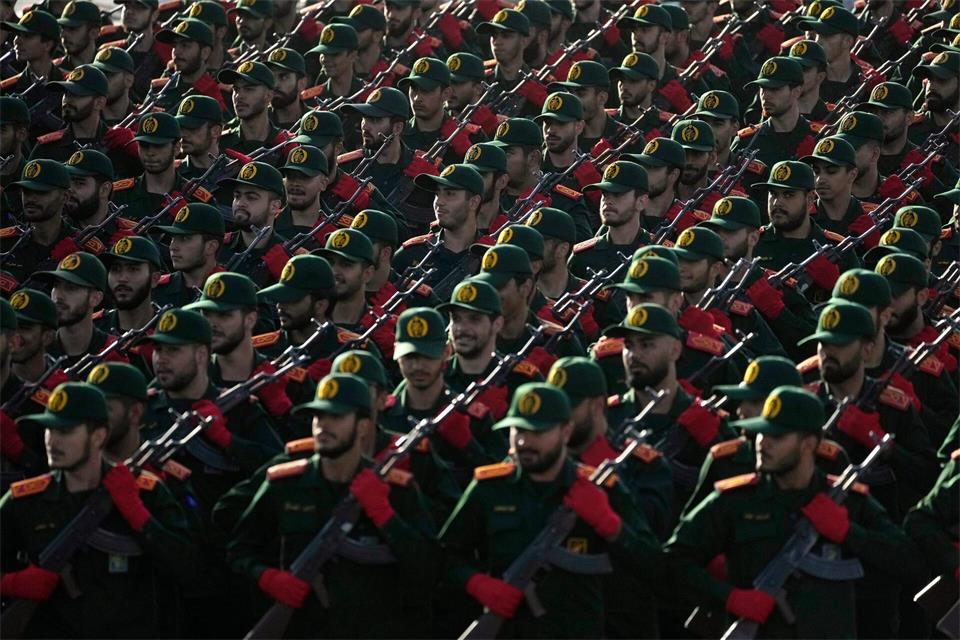 Die iranischen Revolutionsgarden verkündeten ihrerseits Vergeltungsangriffe. (Archivbild)Vahid Salemi/AP/dpa