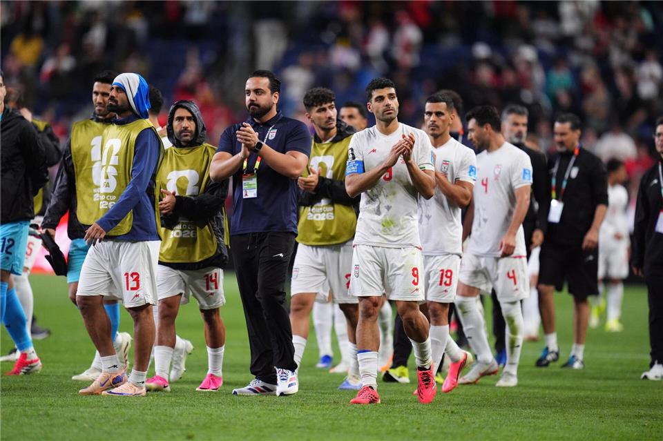Die iranischen Spieler wissen noch nicht, ob sie bei der WM weiter dabei sind.Manu Fernandez/AP/dpa
