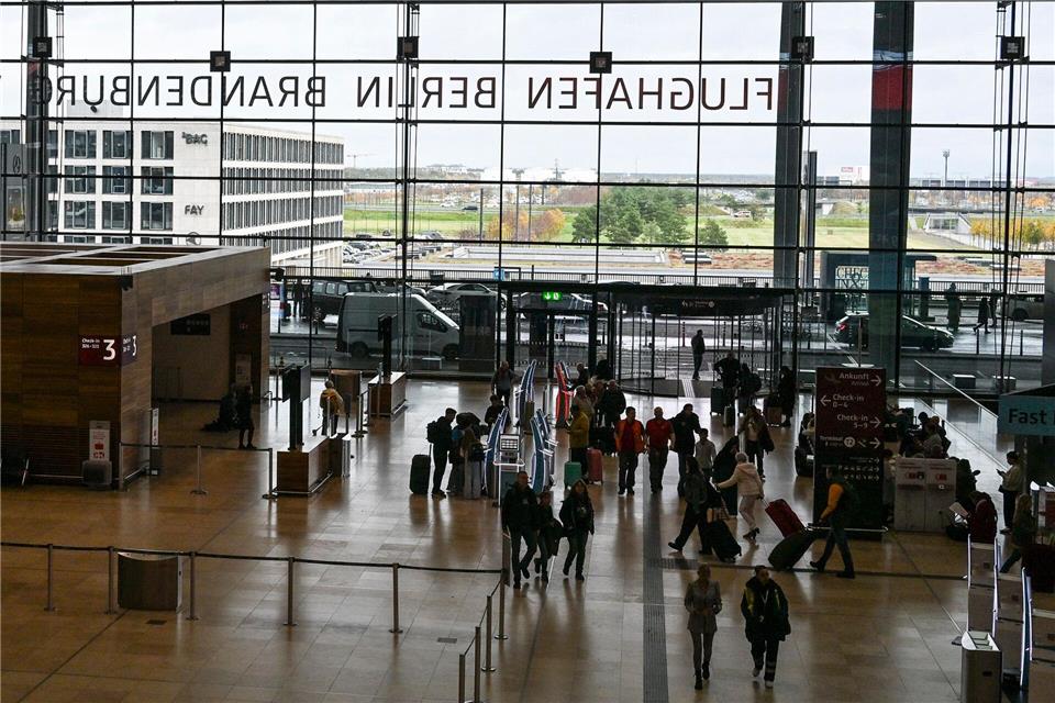 Die irische Fluggesellschaft Ryanair will ihr Flugangebot am Flughafen Berlin Brandenburg (BER) um die Hälfte reduzieren. (Archivbild)Jens Kalaene/dpa