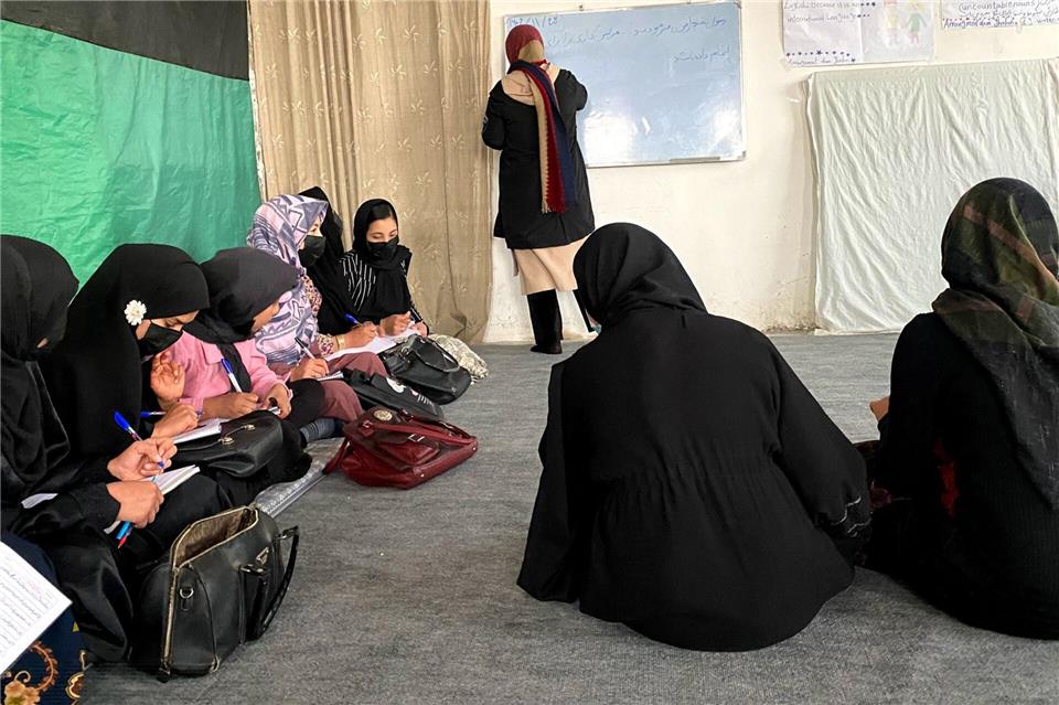 Asylanträge aus Afghanistan steigen nach EuGH-Entscheidung Die islamistischen Machthaber in Afghanistan haben den Zugang zu Bildung für Mädchen massiv eingeschränkt. (Archivbild)Fariba Akbari/dpa