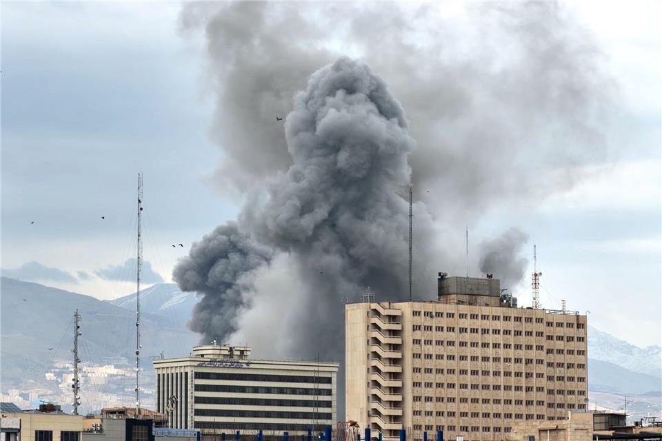 Die israelische Armee hatte Einwohner eines Stadtteils von Teheran zur sofortigen Flucht aufgerufen.Mohsen Ganji/AP/dpa