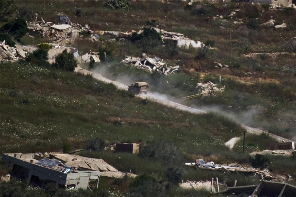 Die israelische Armee ist im Südlibanon weiter präsent.Leo Correa/AP/dpa