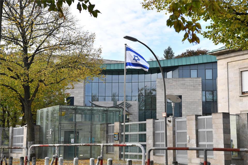 Die israelische Botschaft bleibt geschlossen. (Archivbild) Paul Zinken/dpa