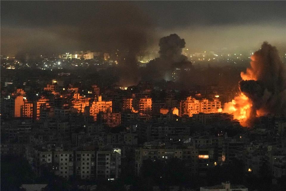 Die israelische Luftwaffe hat Hisbollah-Stellungen im Libanon angegriffen. Bilal Hussein/AP/dpa