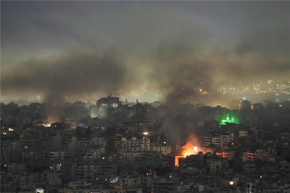 Die israelische Luftwaffe hat nach eigenen Angaben Kommando-Zentralen der Hisbollah im Süden Beiruts angegriffen.Bilal Hussein/AP/dpa