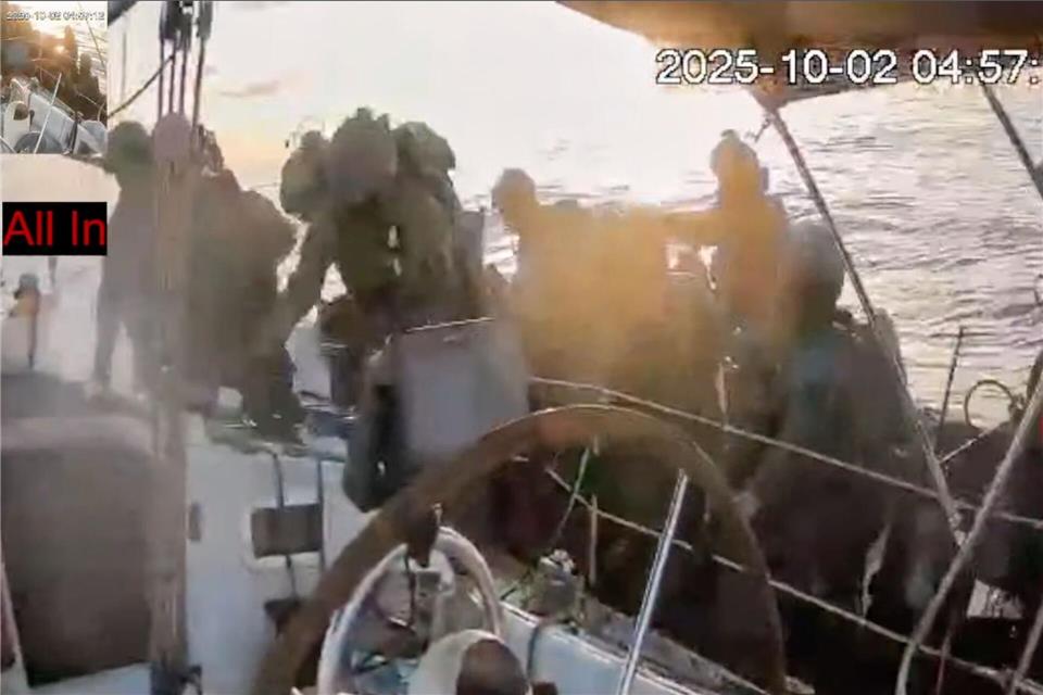 Gaza-Hilfsflotte: Boote von Israel abgefangen Die israelische Militäraktion gegen die Global Sumud Flotilla aus mehr als 40 privaten Motor- und Segelbooten dauerte die ganze Nacht über bis zum Morgen an. Uncredited/Global Sumud Flottilla/AP/dpa