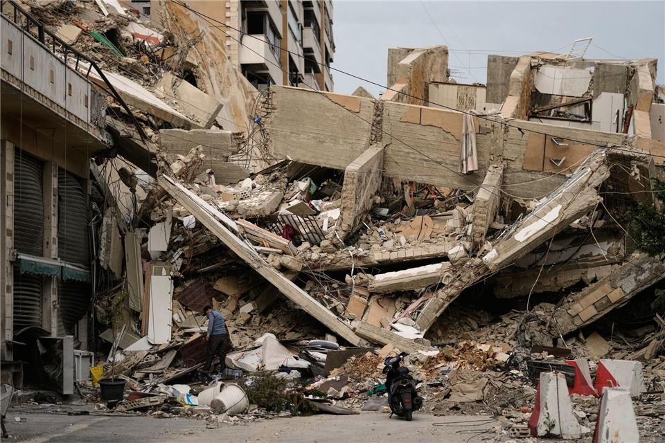 Die israelischen Angriffe haben im Libanon viel Zerstörung angerichtet.Bilal Hussein/AP/dpa