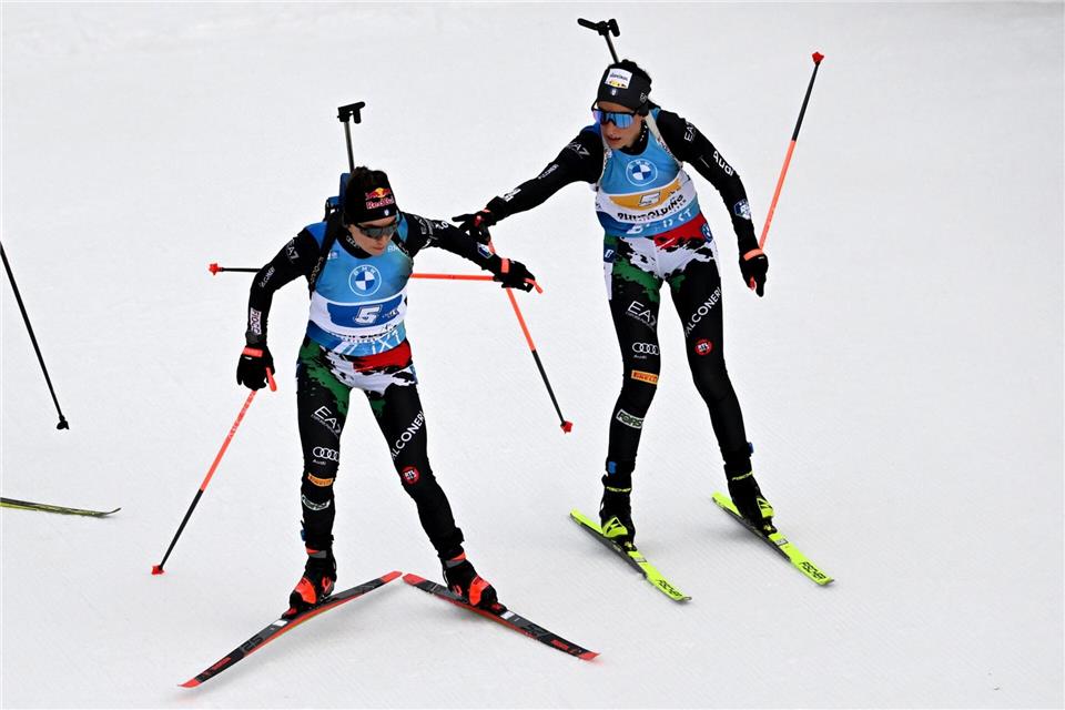 Die italienische Biathlon-Mannschaft glaubt an die Unschuld von Rebecca Passler (r). (Archivbild)Sven Hoppe/dpa