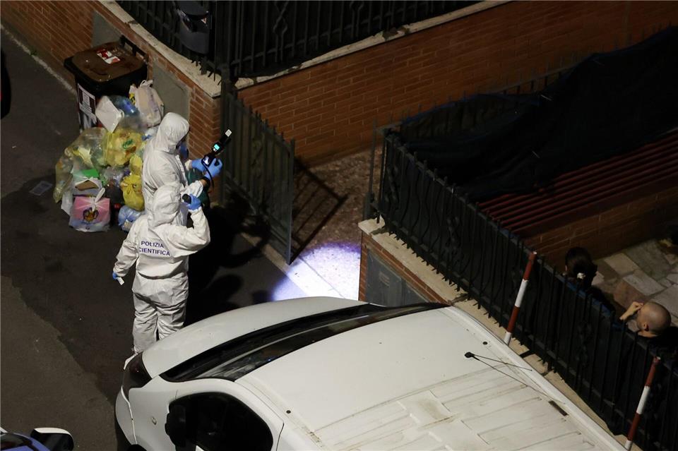 Die italienische Polizei leitete eine Großfahndung nach einem Mann, der verdächtigt wird, ein ihm bekanntes Ehepaar und deren kleine Tochter in Rom umgebracht zu haben.Francesco Benvenuti/LaPresse via ZUMA Press/dpa