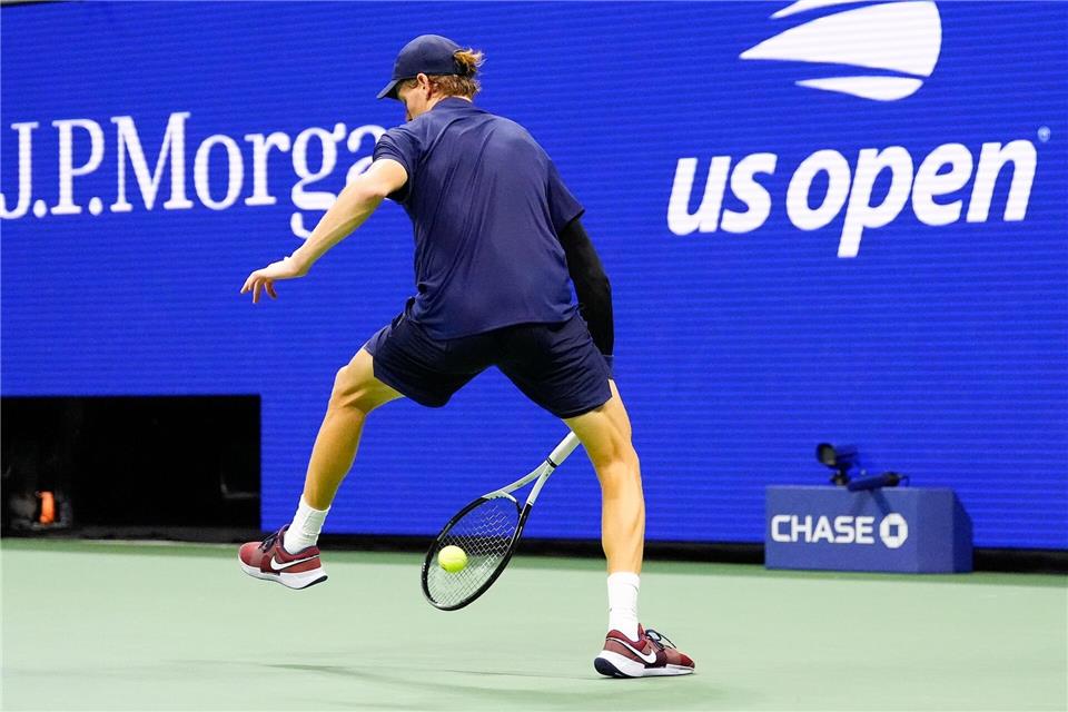 Die italienische Tennisprofi Jannik Sinner wehrt einen Schlag des Kanadiers Auger-Aliassime zwischen seinen Beinen ab.Yuki Iwamura/AP/dpa