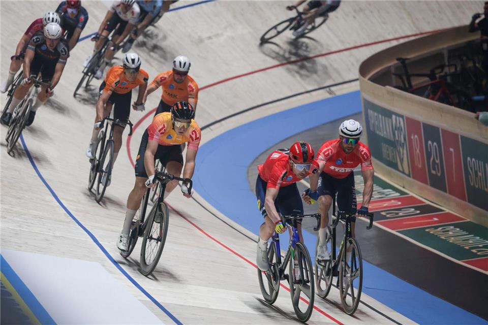 Die italienischen Sieger Simone Consonni (2.v.r) und Michele Scartezzini bei den Bremer Sixdays. (Archivbild)Focke Strangmann/dpa