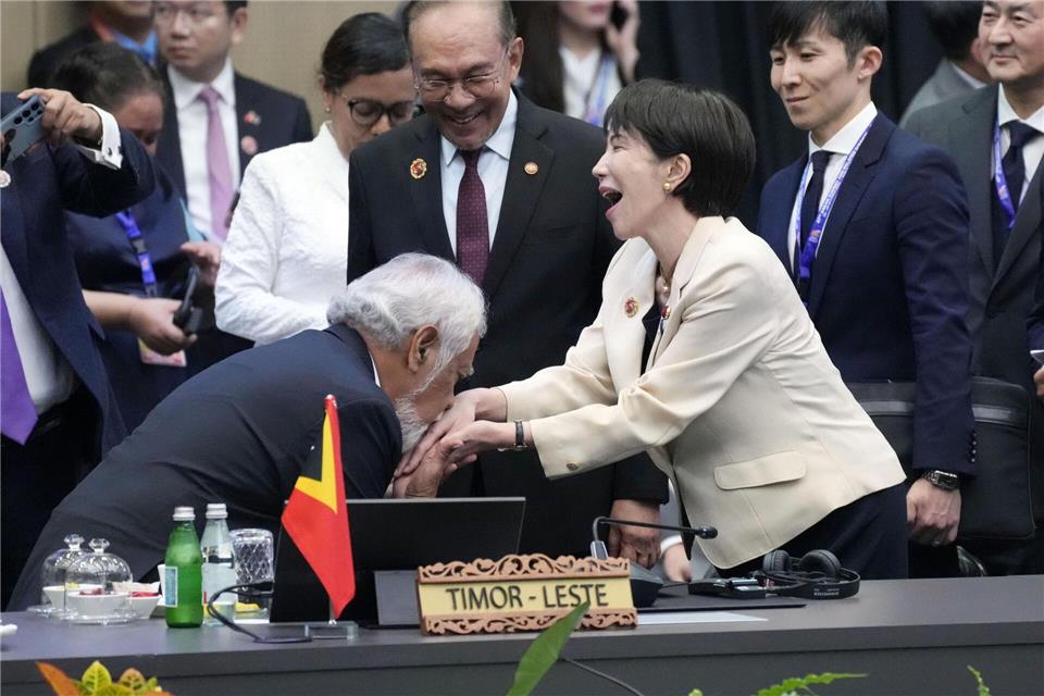 Bilder des Tages  Die japanische Premierministerin Sanae Takaichi unterhält sich mit dem Premierminister von Osttimor, Xanana Gusmao, während eines Gipfeltreffens zwischen Japan und dem Verband Südostasiatischer Nationen in Kuala Lumpur.uncredited/Kyodo/dpa