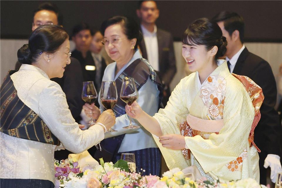 Die japanische Prinzessin Aiko (r) stößt bei einem Bankett an.-/kyodo/dpa