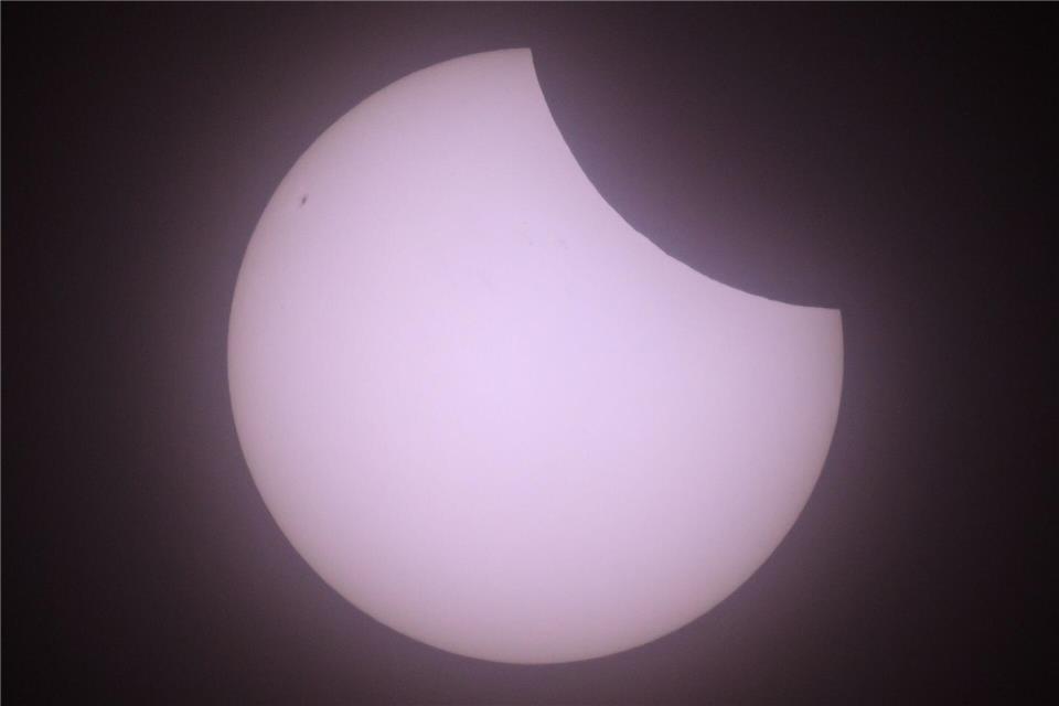 Die jüngste partielle Sonnenfinsternis in Deutschland war am 29. März 2025 zu erleben. Bei einem solchen Ereignis schiebt sich der Mond vor die Sonne. (Archivbild)Patrick Pleul/dpa