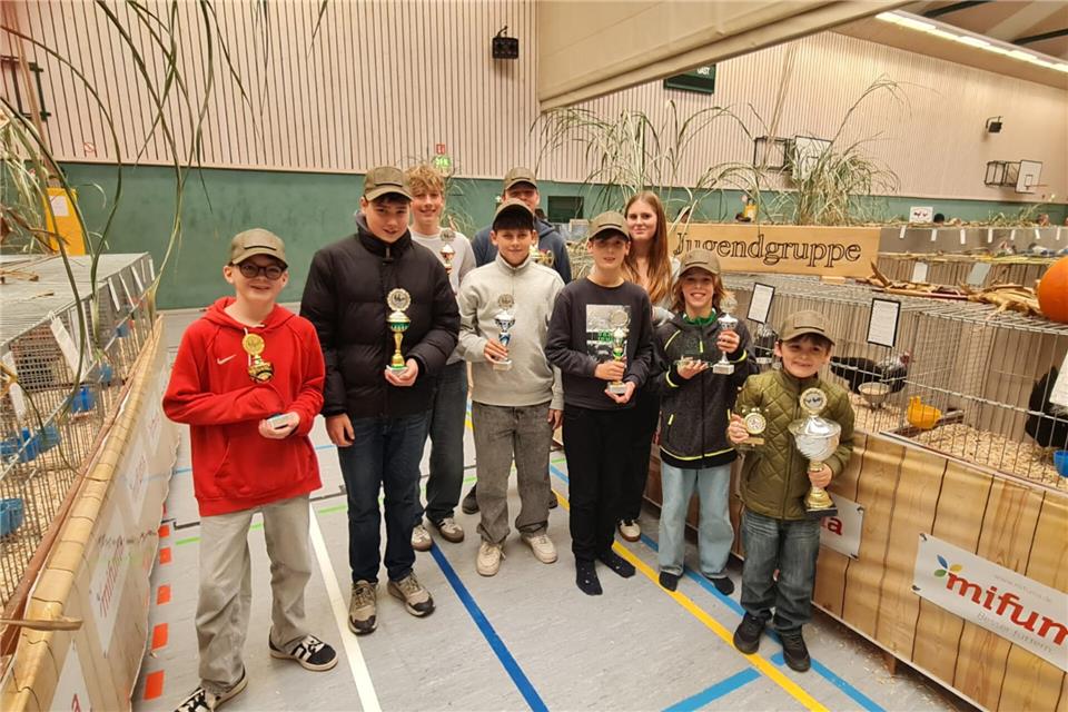 Die jugendlichen Aussteller des RGZV Velen freuen sich über ihre Preise.