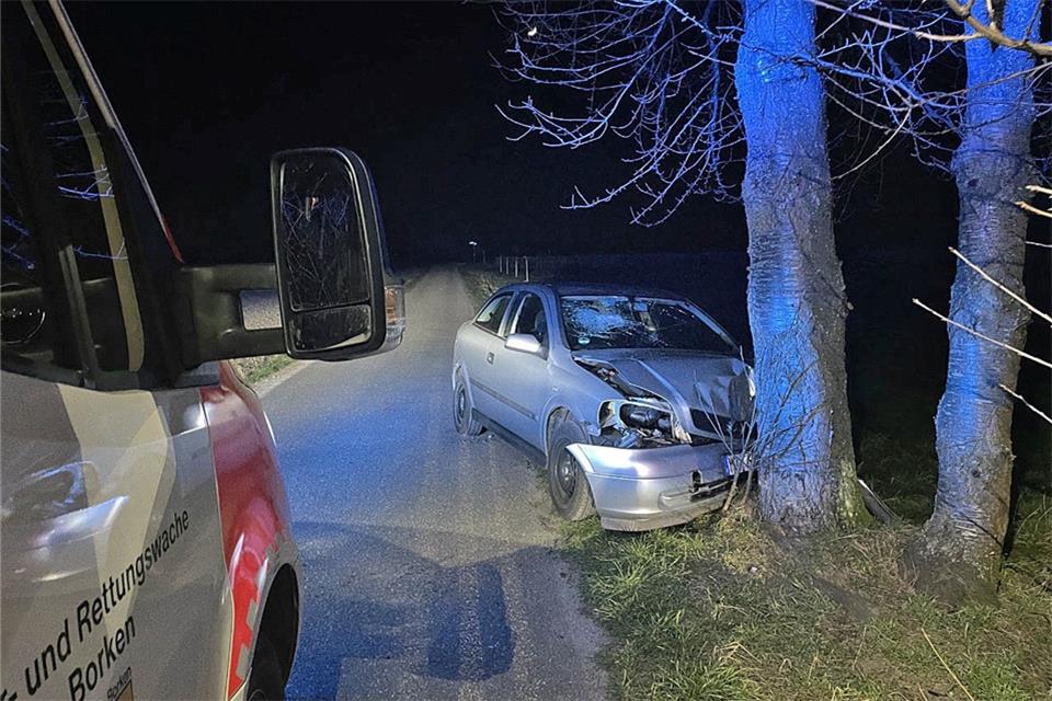 Die junge Frau ist mit ihrem Auto frontal gegen einen Baum gefahren.