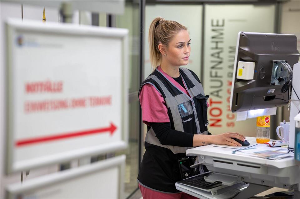 Die junge Frau muss öfter mit Beleidigungen umgehen.Harald Tittel/dpa