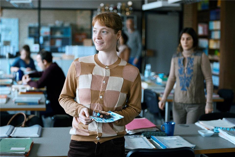 Die junge Lehrerin Carla Nowak (Leonie Benesch) steht im Lehrerzimmer.Judith Kaufmann/Alamode Film/ZDF/dpa