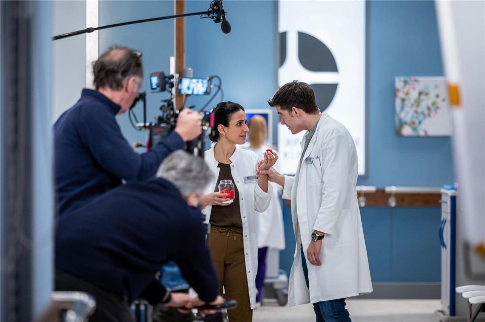 Die jungen Ärzte müssen Job und Familie vereinbaren.Michael Kremer/ARD/dpa