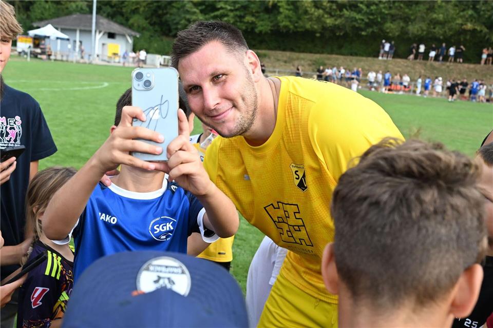 Die jungen Fans rannten direkt nach dem Schlusspfiff zu Süle.Uli Deck/dpa