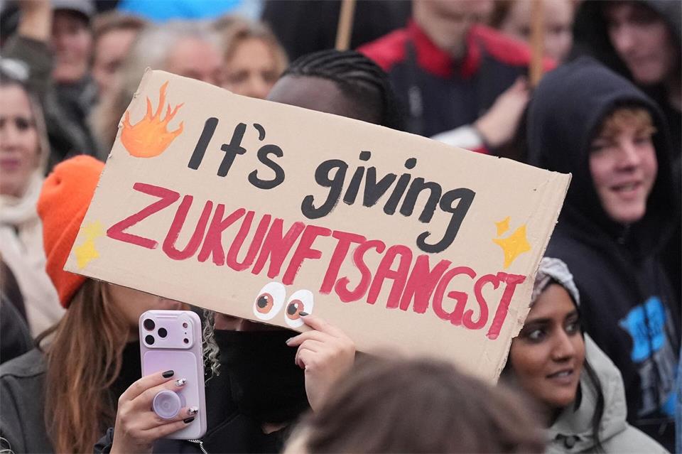 Die jungen Leute sind unzufrieden und haben Angst vor der Zukunft.Marcus Brandt/dpa